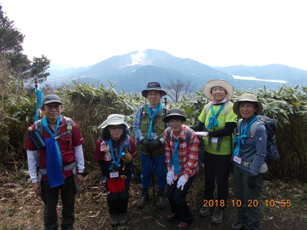 第３班、神山、芦ノ湖をバックに