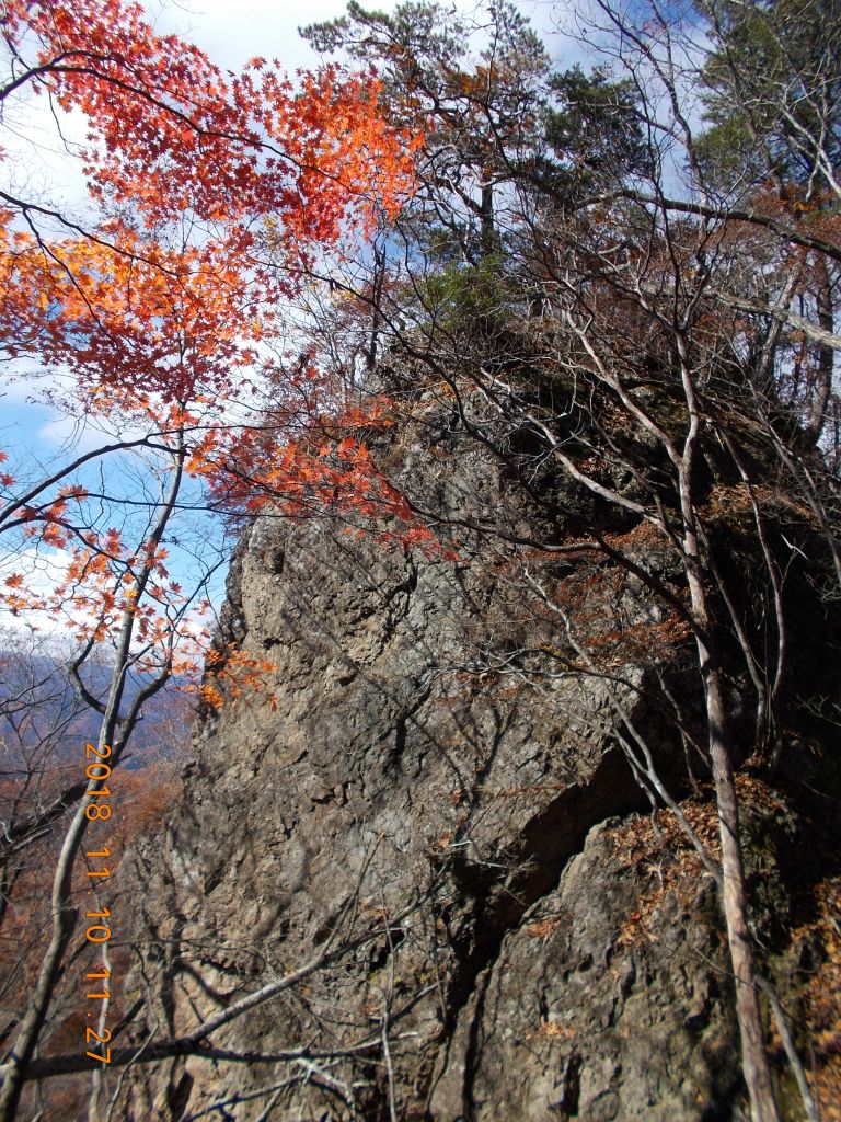 綺麗な紅葉と岩場