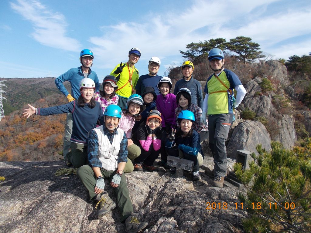 男体山山頂集合写真、ここに至る岩場の写真は撮れませんでした