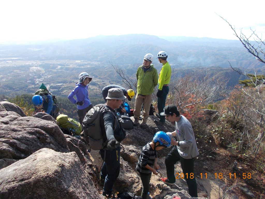 遠く太平洋までが見渡せる女体山山頂にて