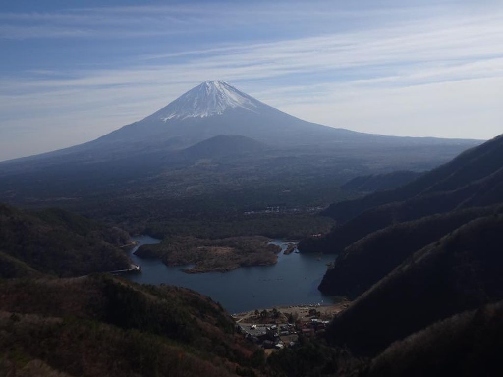 ビューポイントから富士山と精進湖