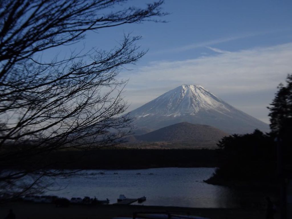 下山後、精進湖畔から富士山