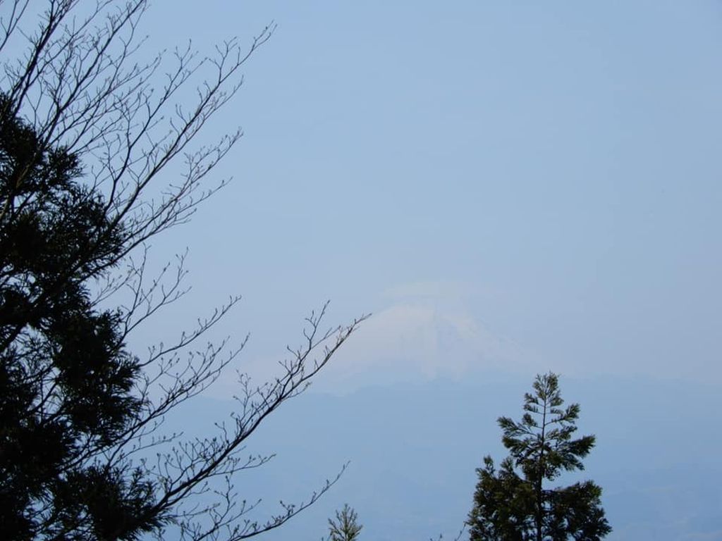 雲のかかった富士山がうっすらと