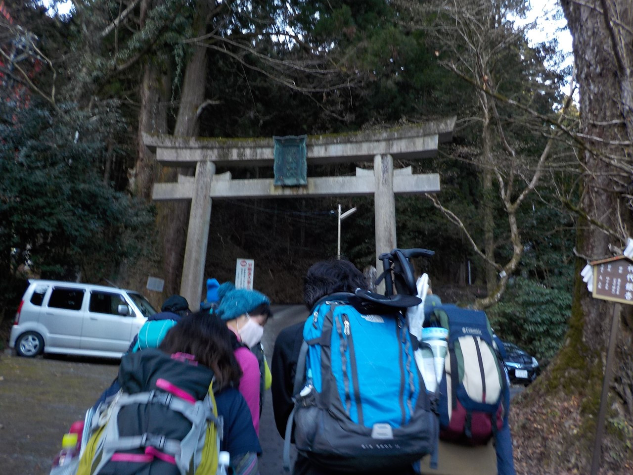 鳥居をくぐって登山開始です