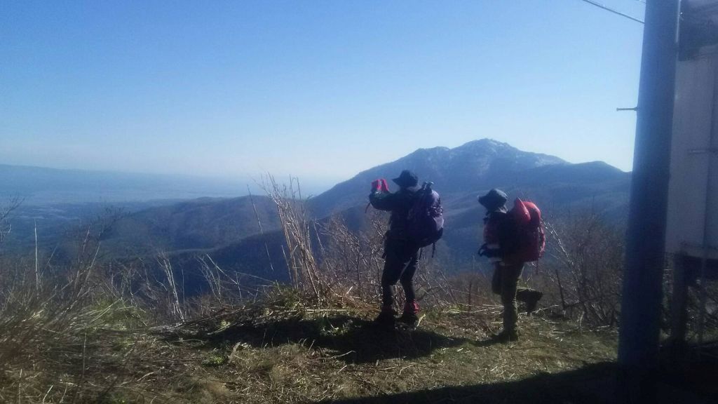 稜線からの眺め。島登山ならではの海を両側に眺めて。