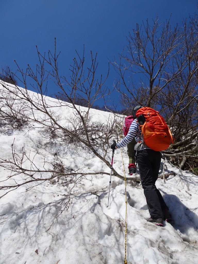 雪の急斜面を直登！トラロープを頼りに？！