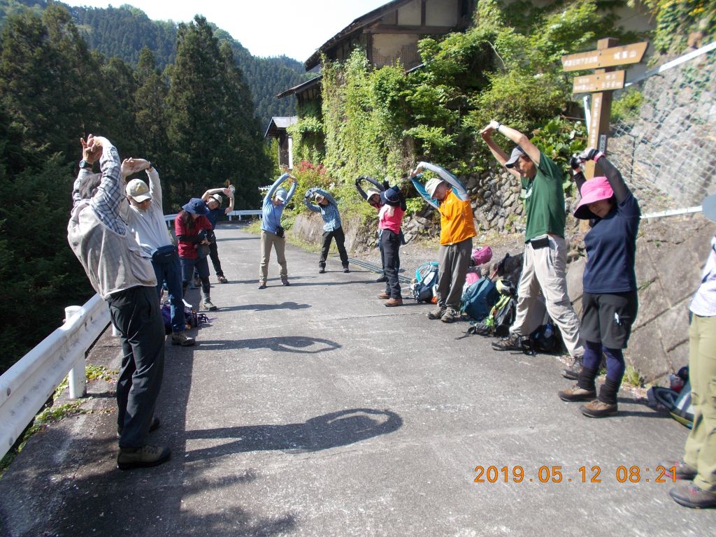 半納登山口で準備運動