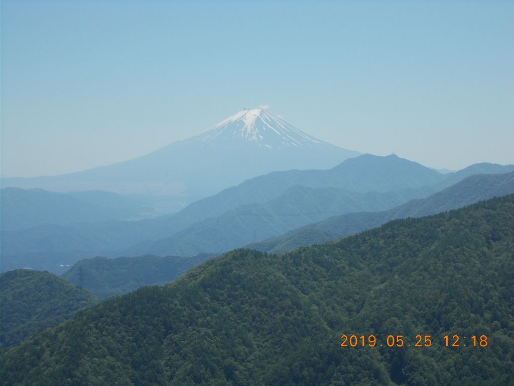 三つ峠の向こうに富士山が