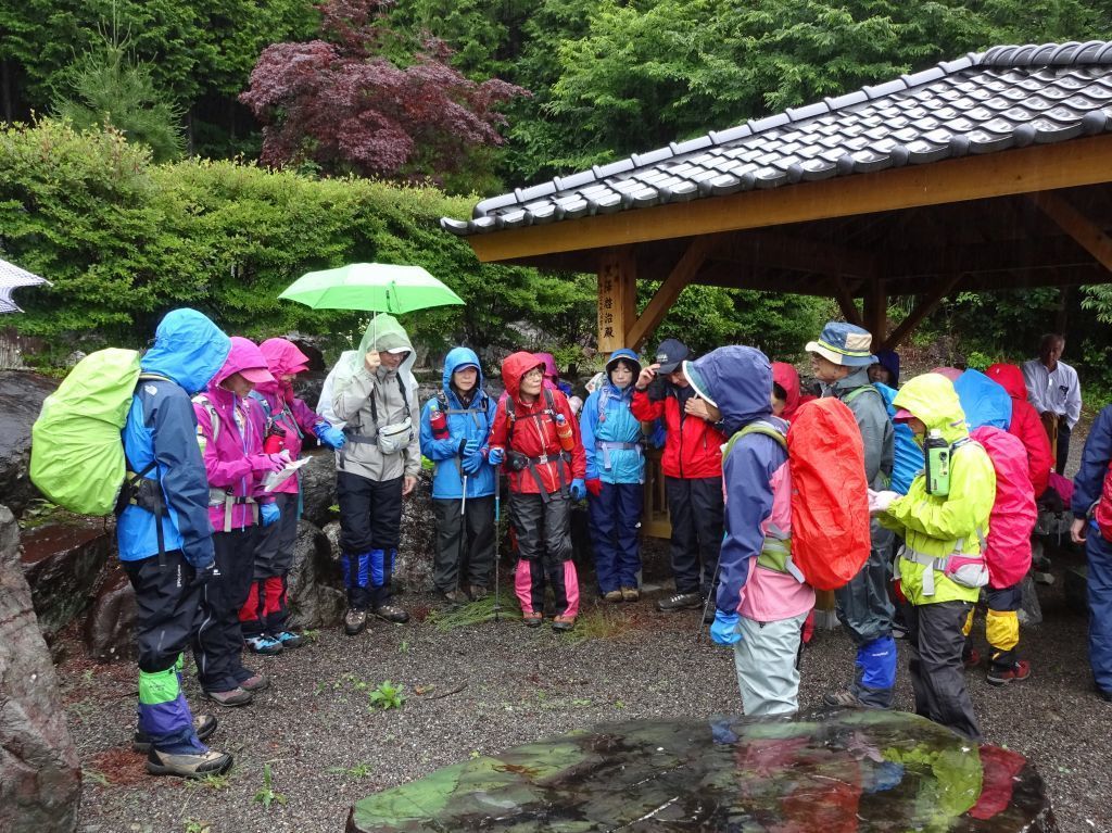 生憎の雨ですが出発します