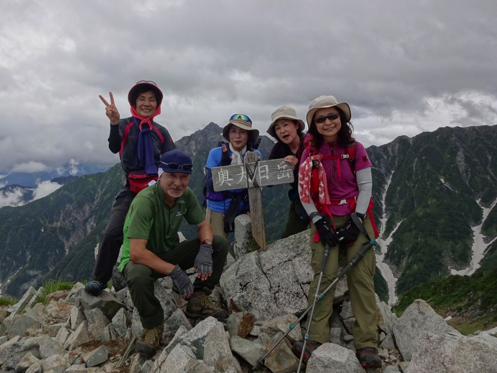 奥大日岳山頂です。後方は剱岳