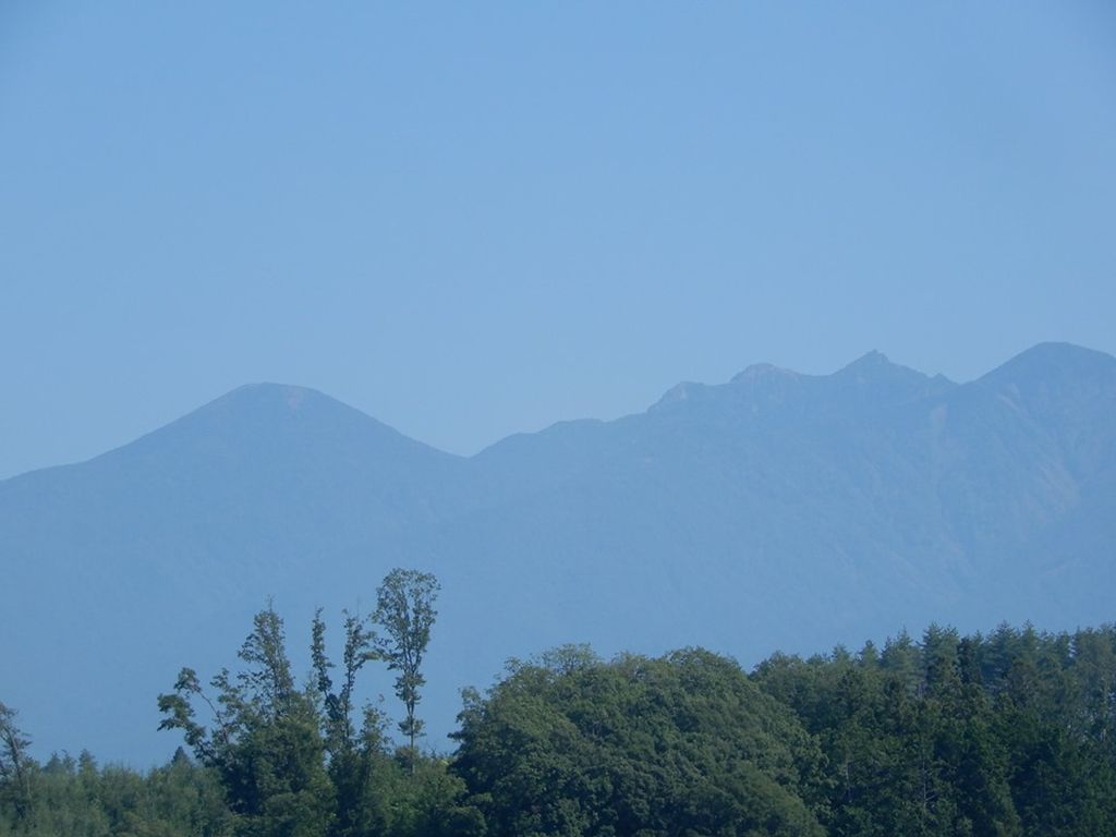 八ヶ峰が霞に中に浮かびます