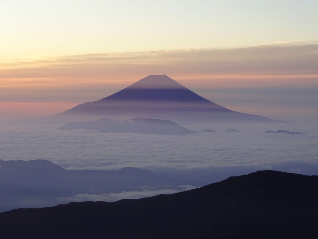 千枚岳山頂。朝焼けの富士山がきれいに見えました