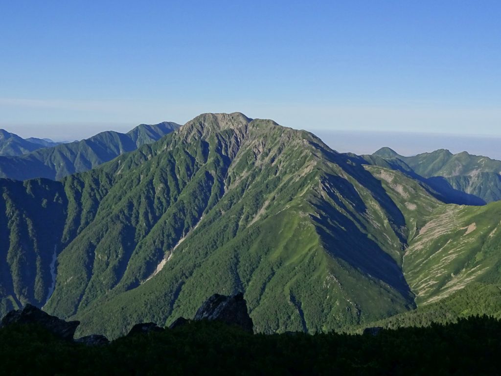 これから向かう赤石岳が良く見えています