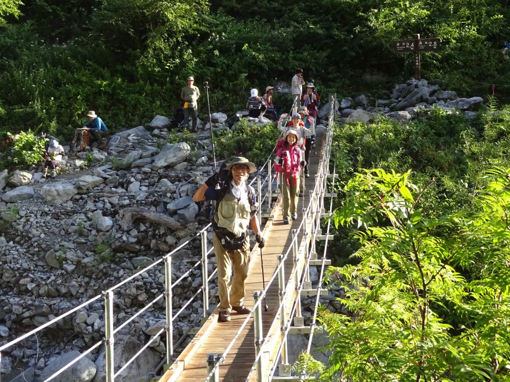 本谷橋を渡ってこれから本格的登山道です