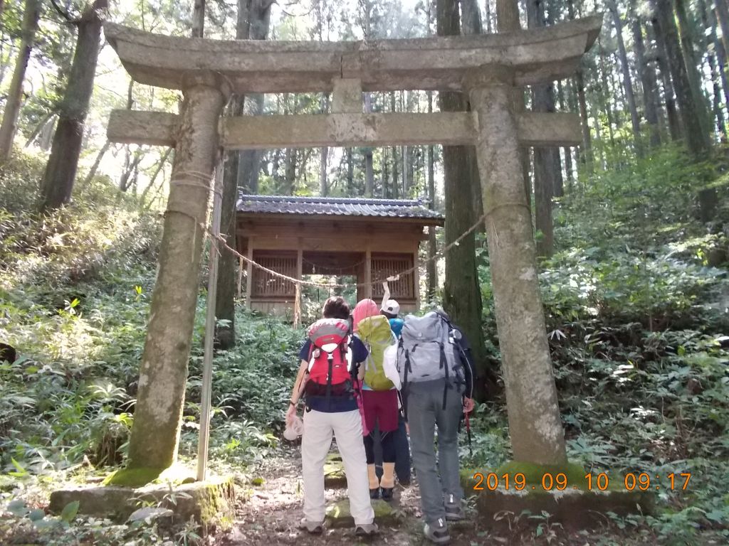 明神鳥居をくぐります