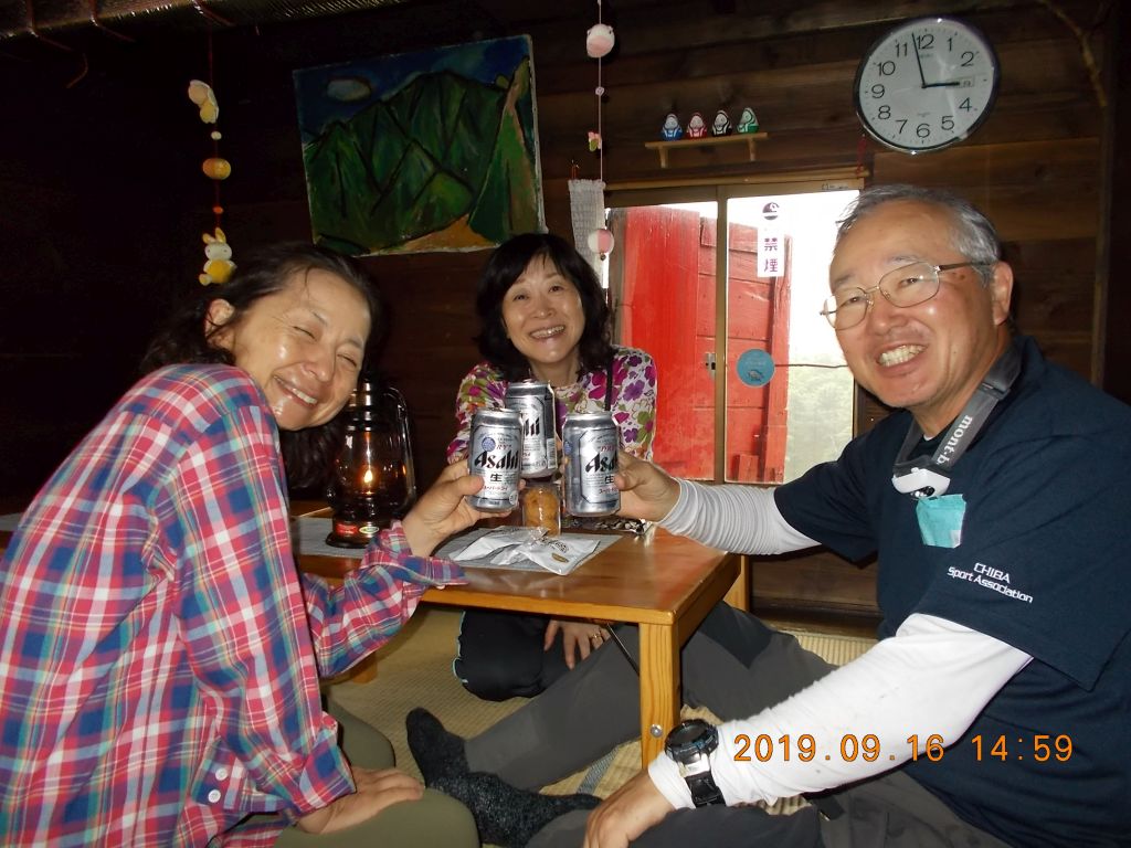 越百小屋で、お疲れさんビールで乾杯