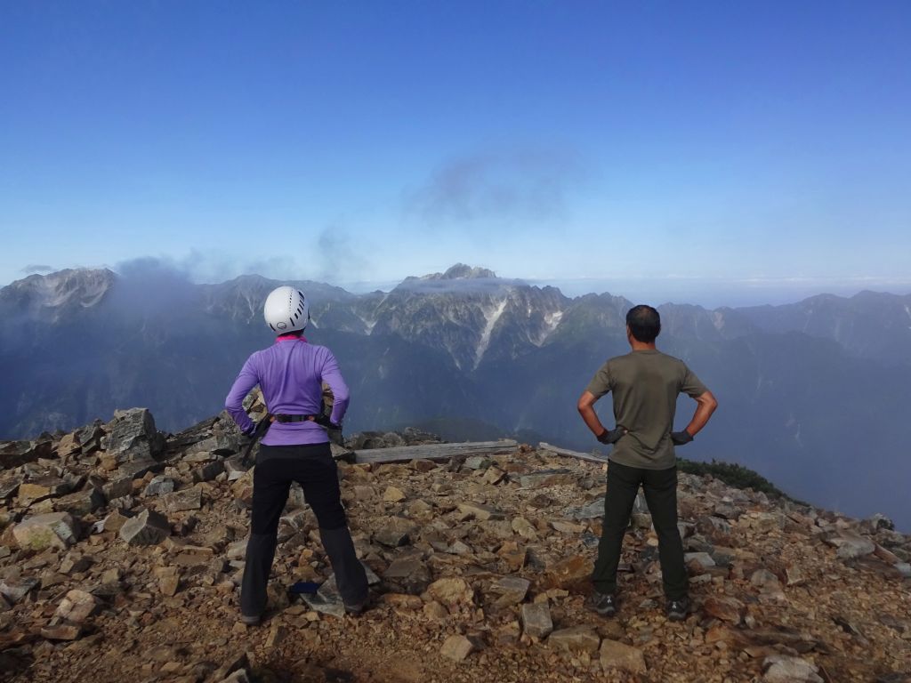 鹿島槍南峰です。向こうは立山・劔