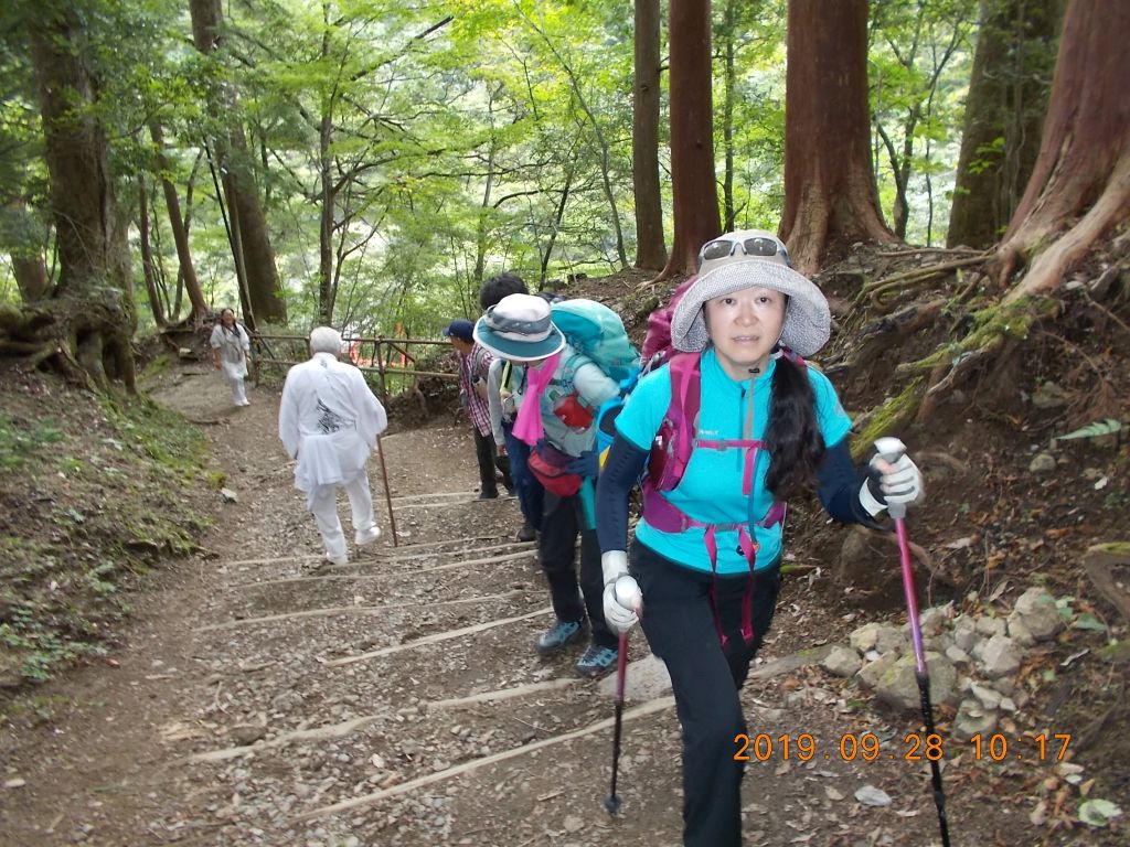 流石に信仰の山、白装束の方とすれ違います