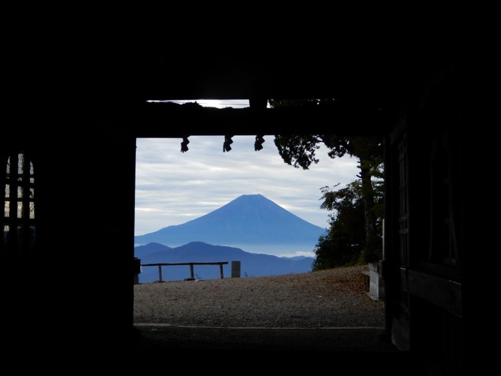 山門の向こうに富士山が見えます