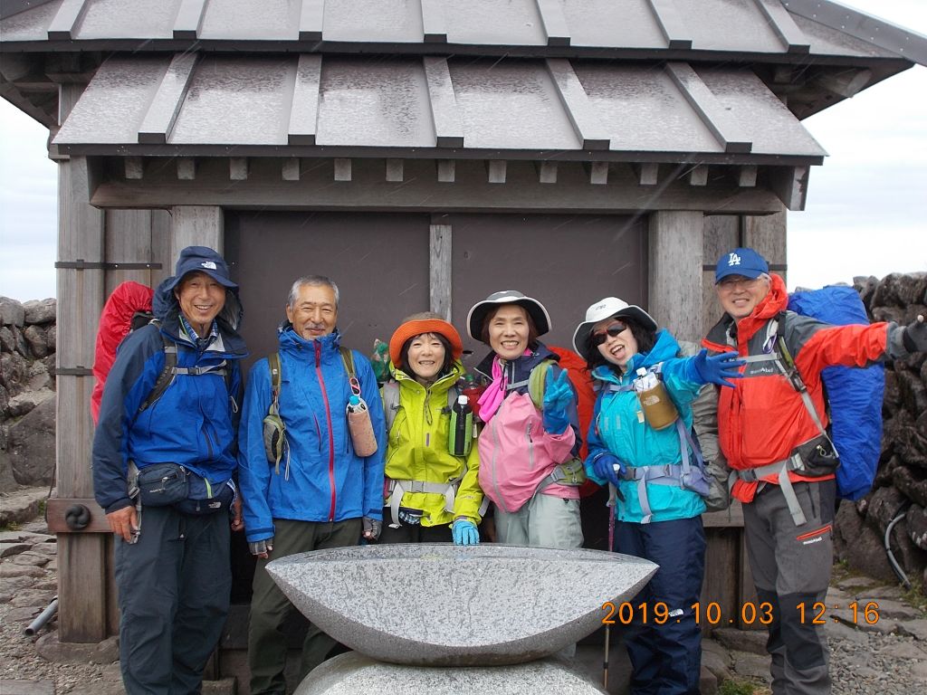 月山山頂のお社の前で