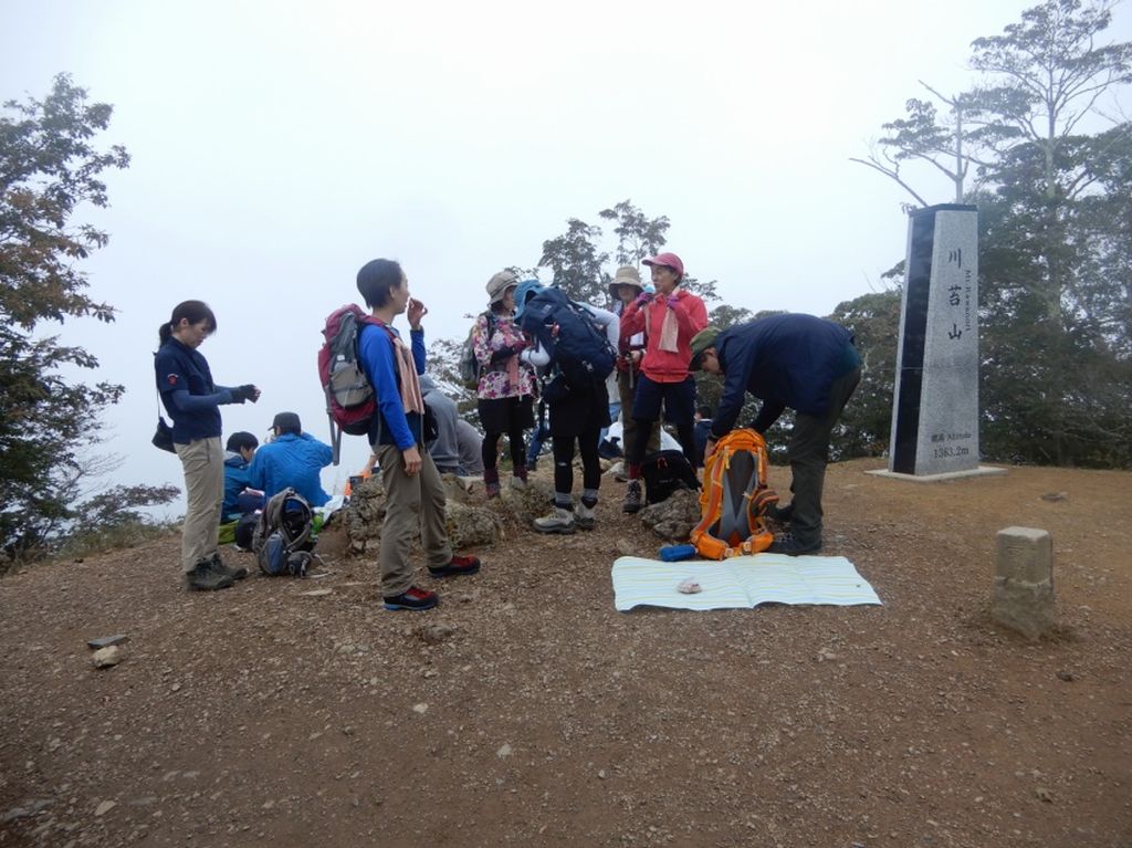 生憎山頂からは何も見えません