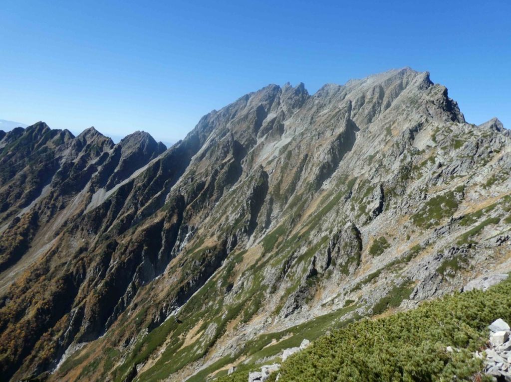 奥穂高へ続く吊尾根を見渡します