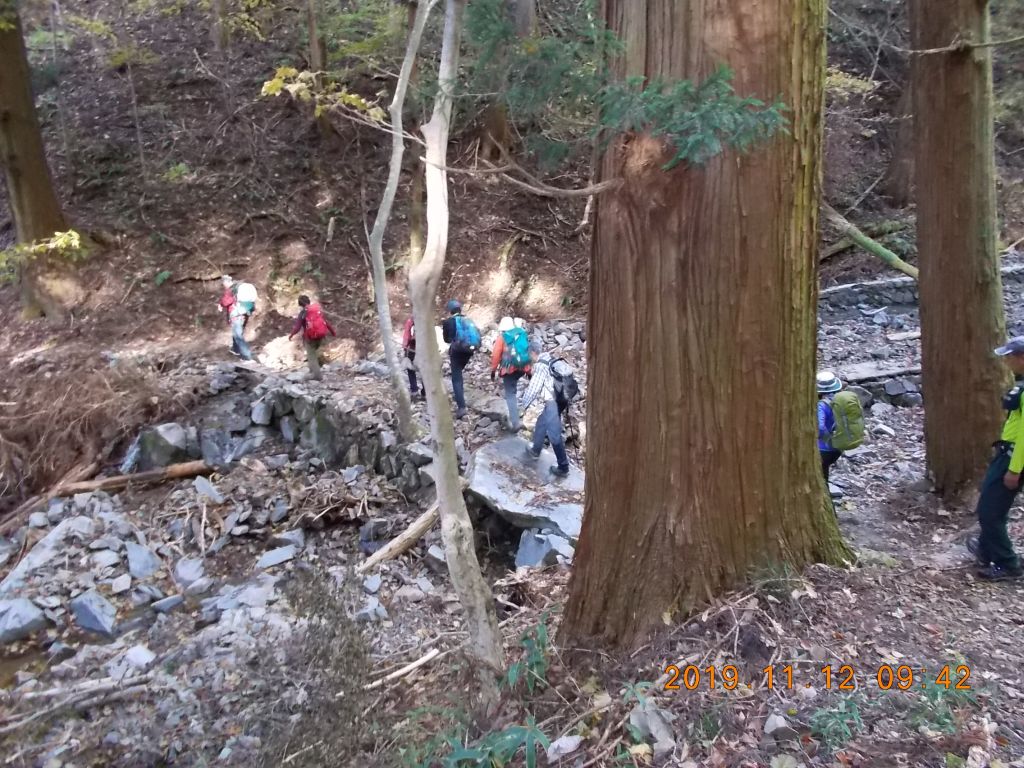 日輪寺から一旦、谷を下りて登山口へ