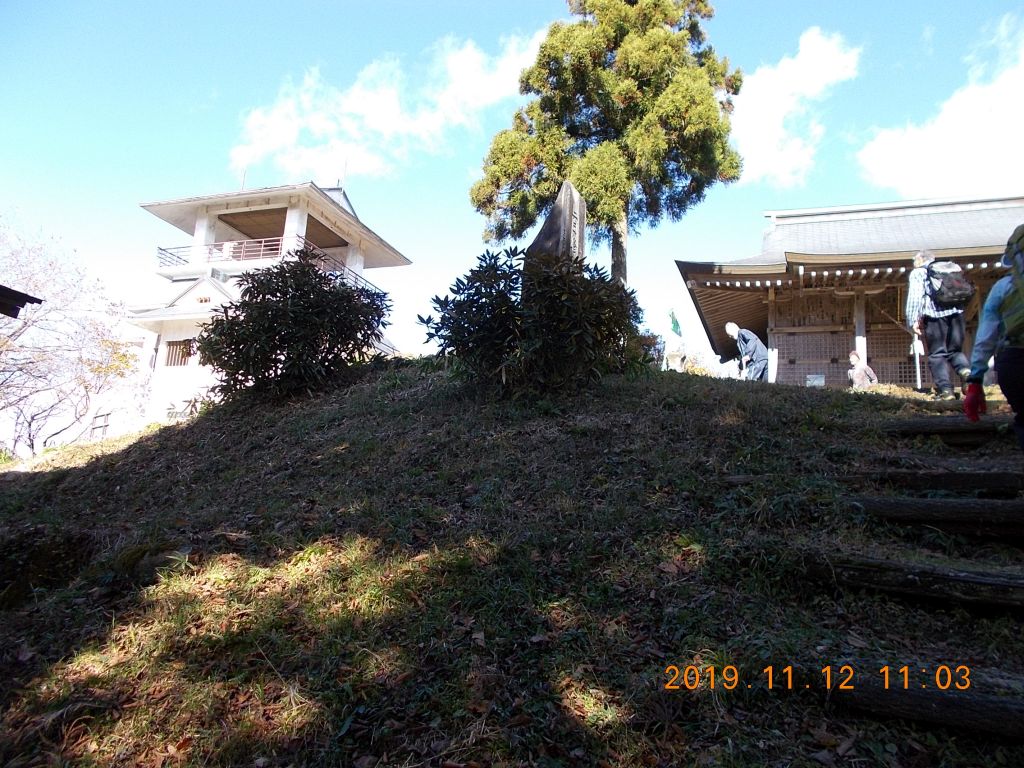 山頂の神社と展望台