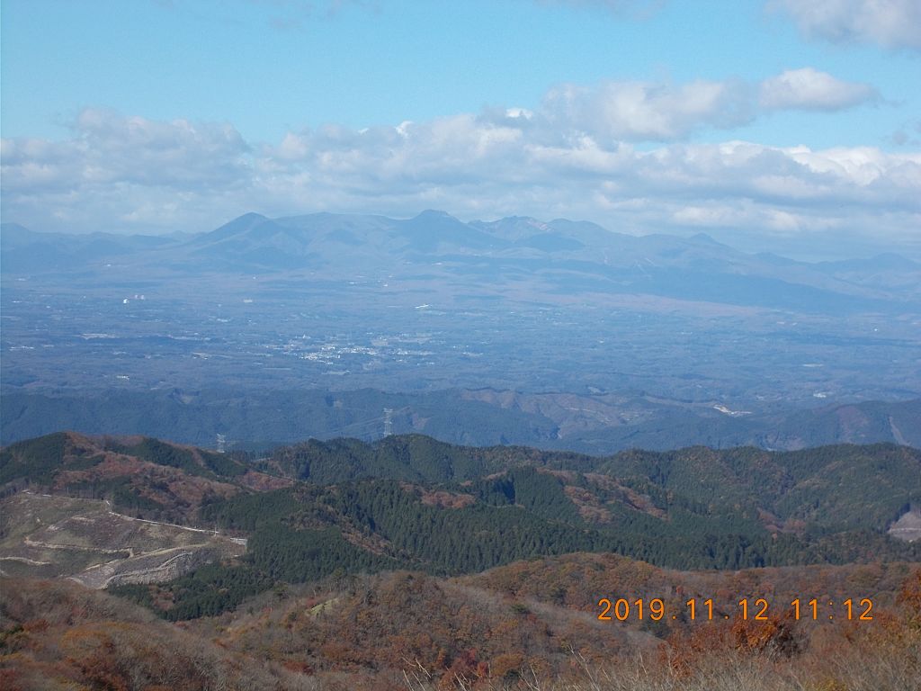 山頂から遠くには那須連山が見えます