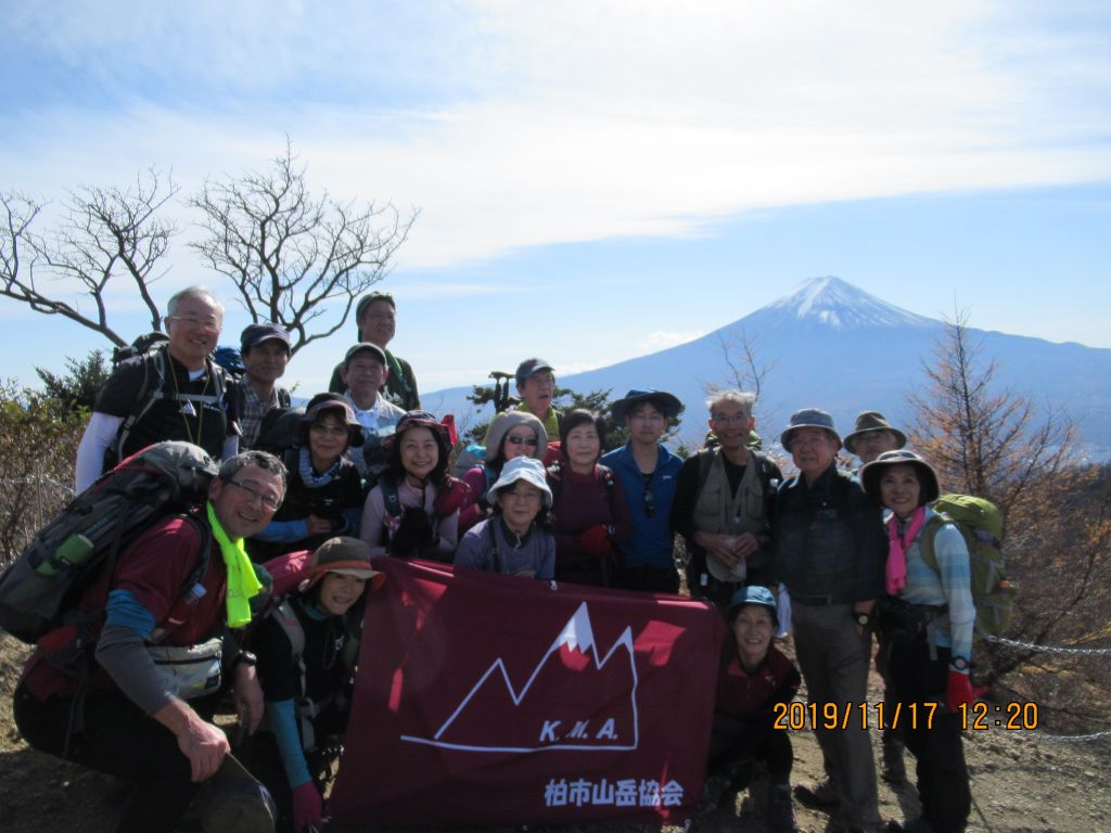 富士山をバックに頂上集合写真