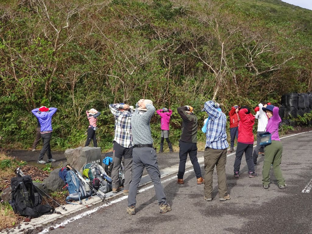 登山口で準備体操