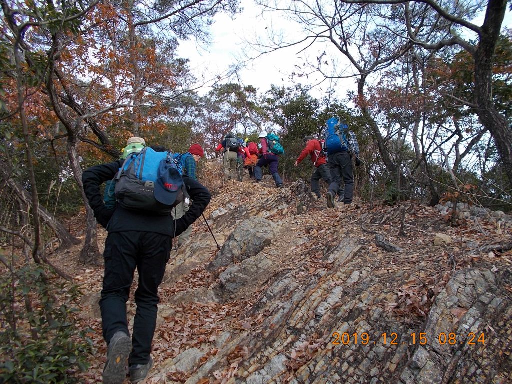 もうすぐ頂上、岩場が続きます