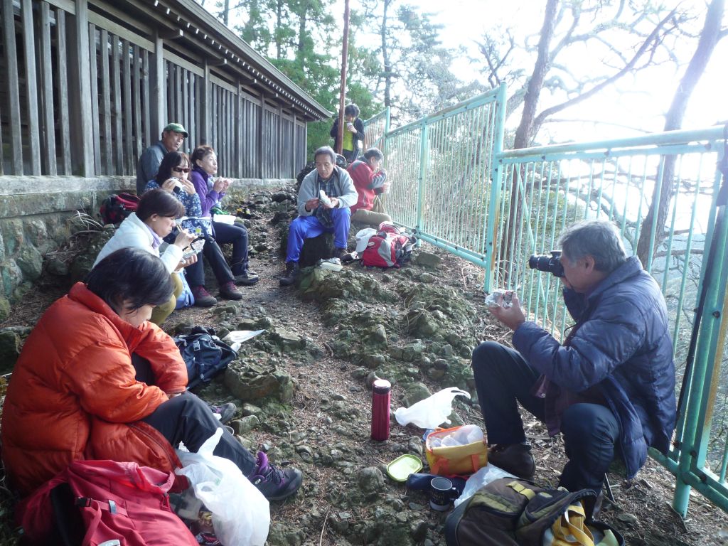 神社の脇で昼食