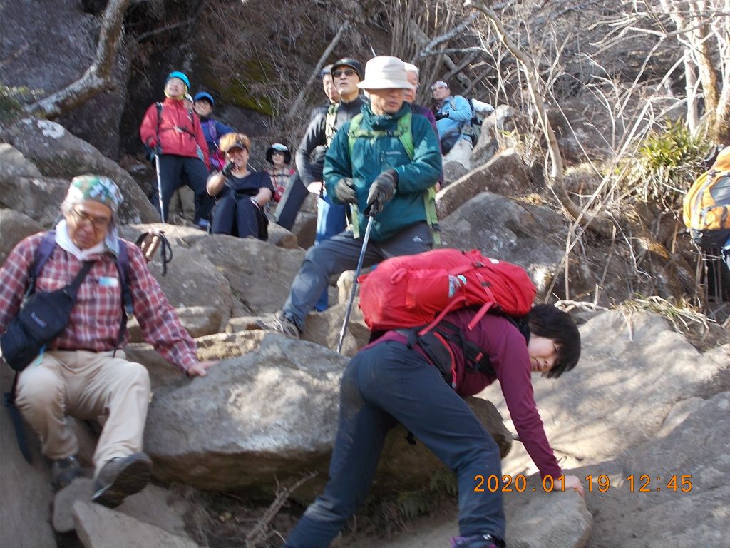 凍った道を慎重に下山します