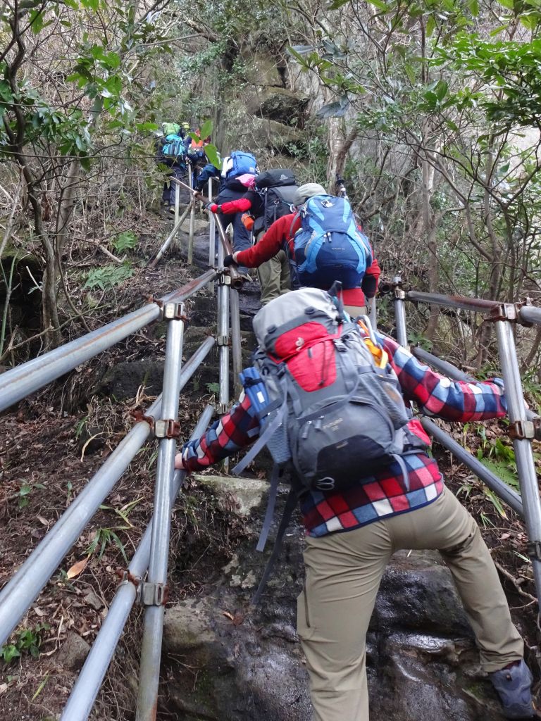 厳しい階段を登って日本寺へ