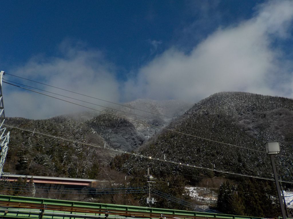 昨日の雪で山は雪化粧。