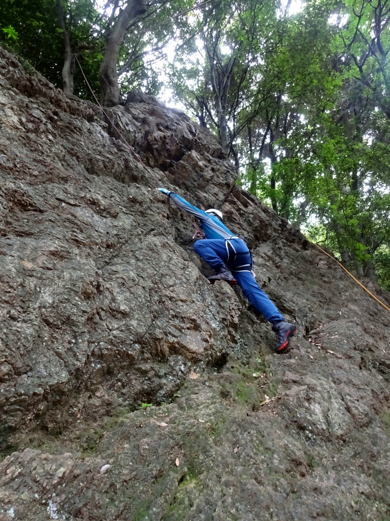 トップロープを使って岩壁を登ります。