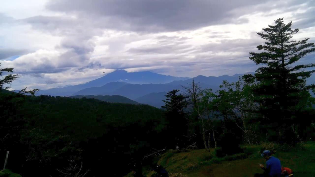 残念ながら富士山は雲の中、左肩に「UFO]が・・・