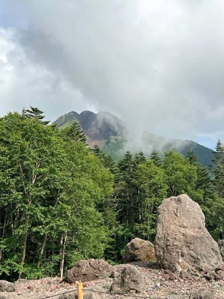 ロープウェイ山頂駅から望む白根山