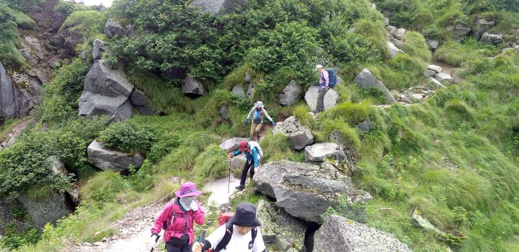 岩場を慎重に下ります