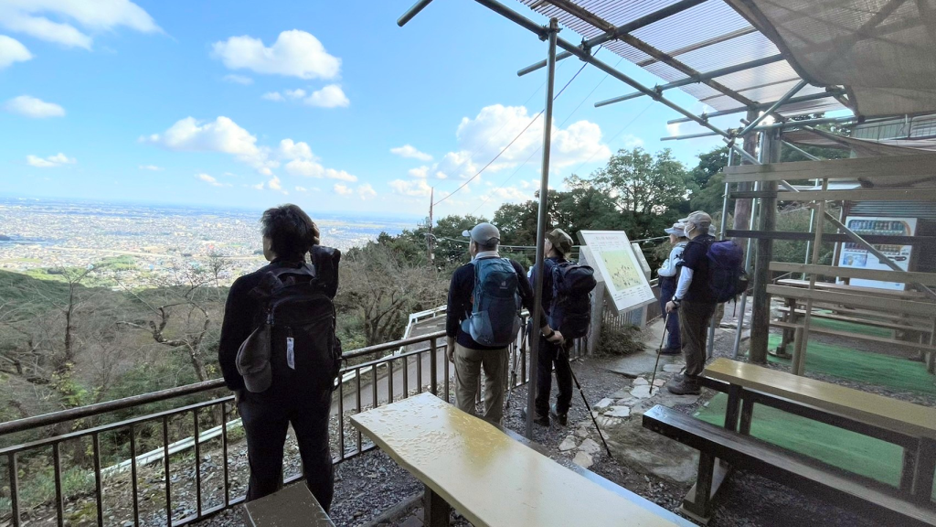 はるか遠くに霞む筑波山を望む。