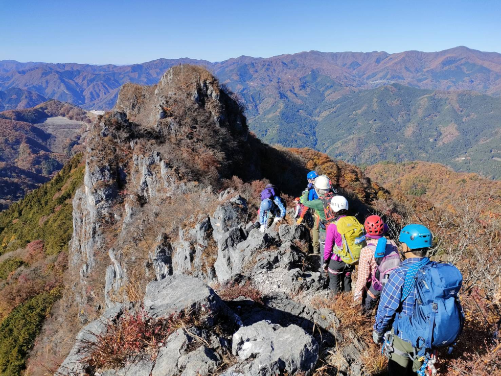 東岳山頂から岩稜帯を行きます