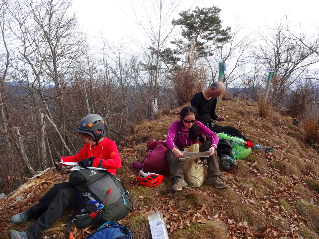 昼食後、下山のルートを確認します