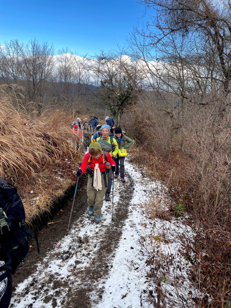 前日の雪を踏んで陣馬山へ