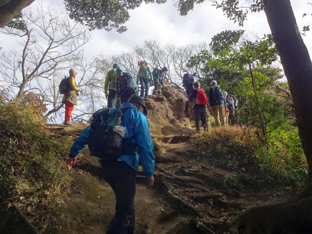 大平山へのルート上に高い岩があったので登ってみました