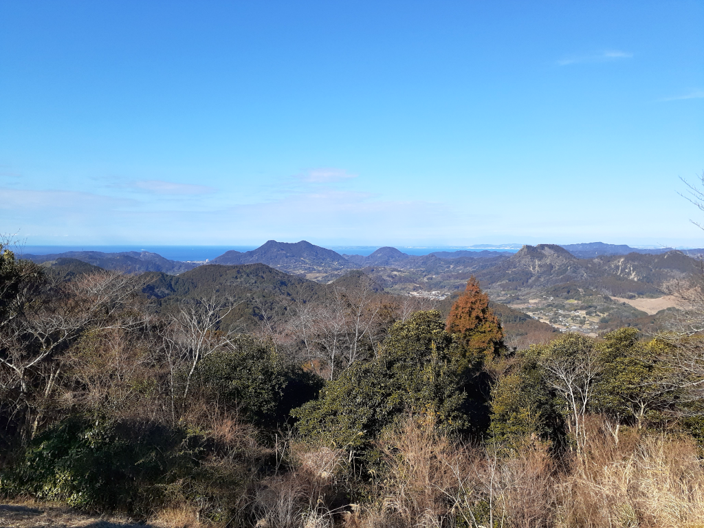  大日山山頂から浦賀水道方面（富士山は雲の中）