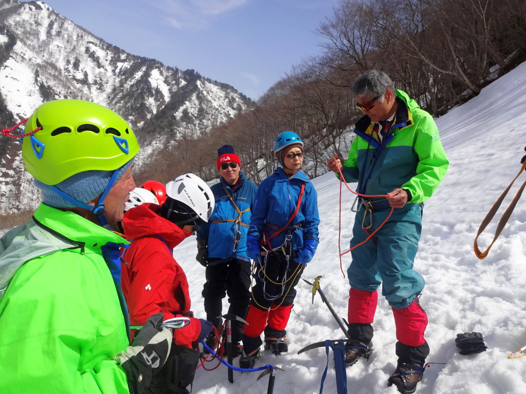 講師よりロープワークの指導を受けます