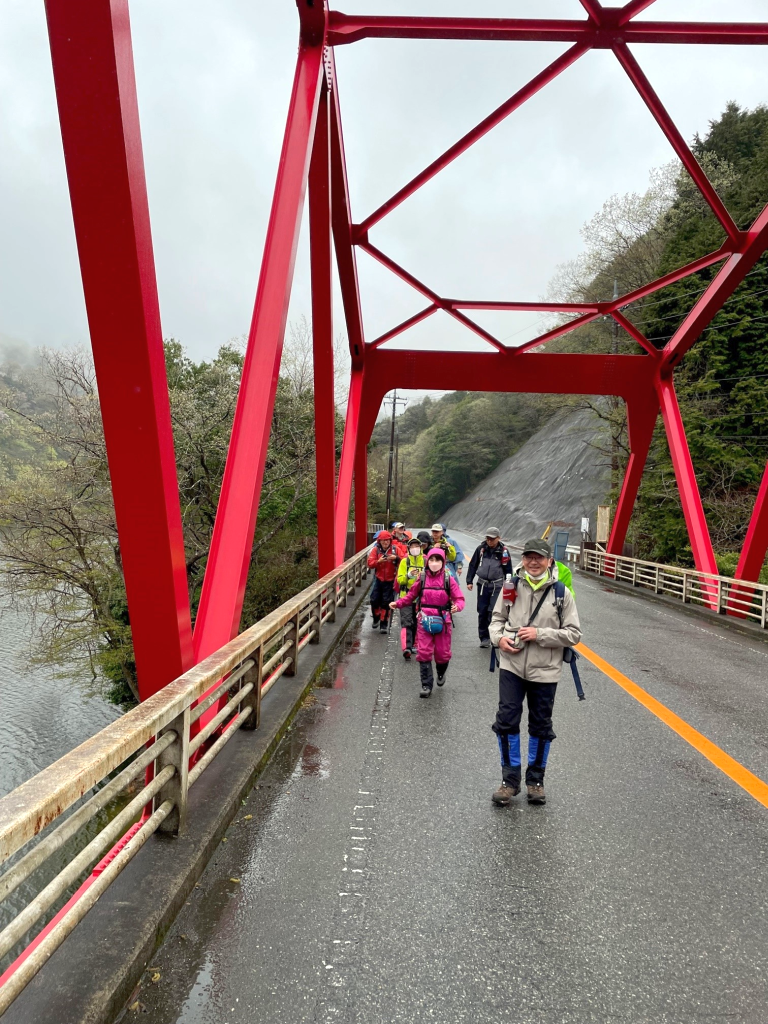 登山口まで談笑しながら