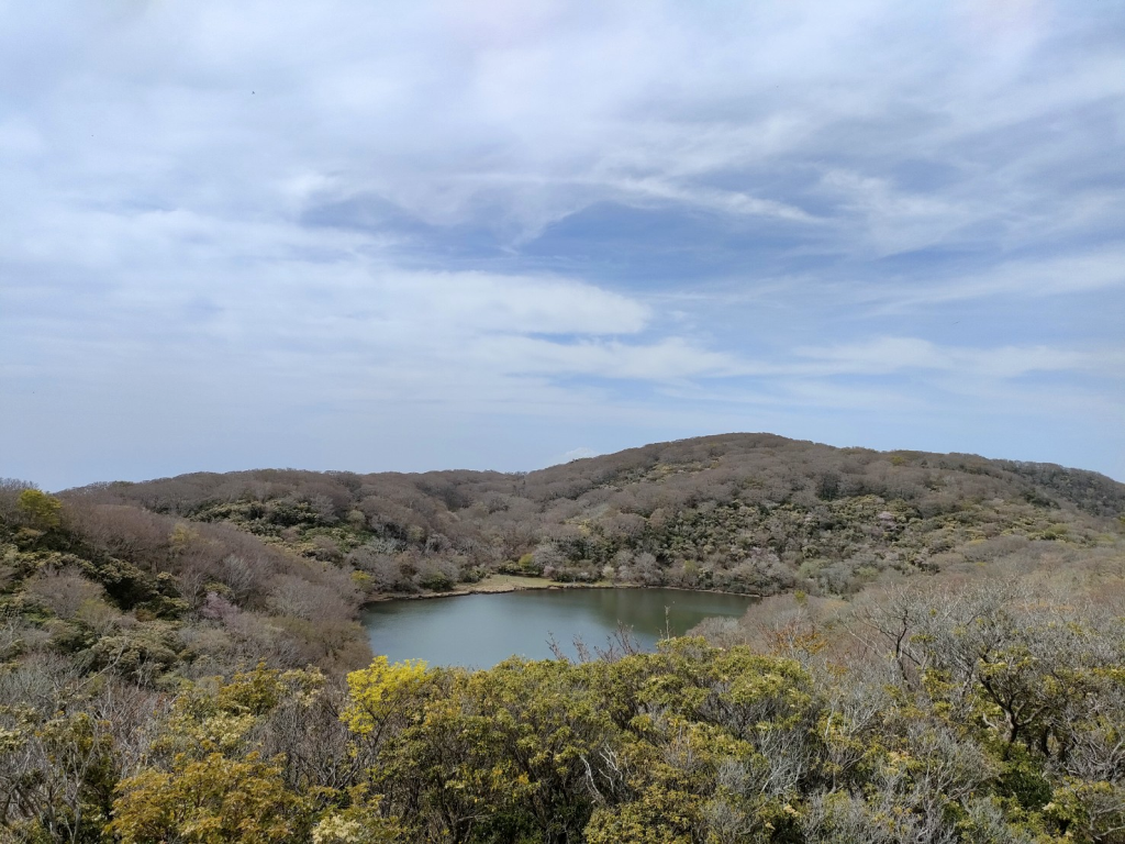 展望台から八丁池と奥にうっすら富士山も見えてます