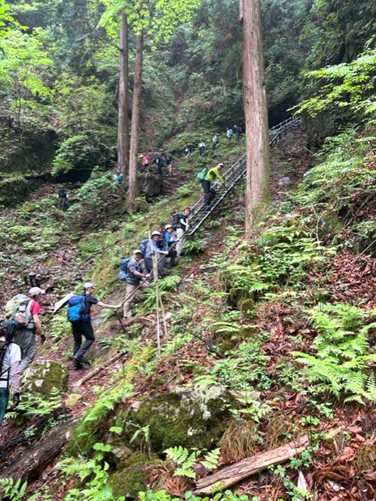 奥の院への長いはしごを登ります